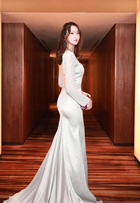 前女排队长惠若琪热心公益,穿旗袍美若美人鱼