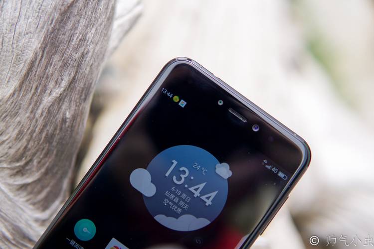 360n5s正面和之前的360n系列手机非常想象,5.5英寸1080p屏幕.