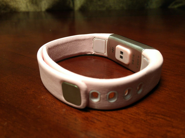 表带是意大利小牛皮材质,手感细腻,质感亲肤;ziva手环正面是长方形