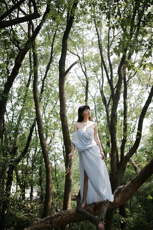 楚美人想要光着脚丫在树上唱歌