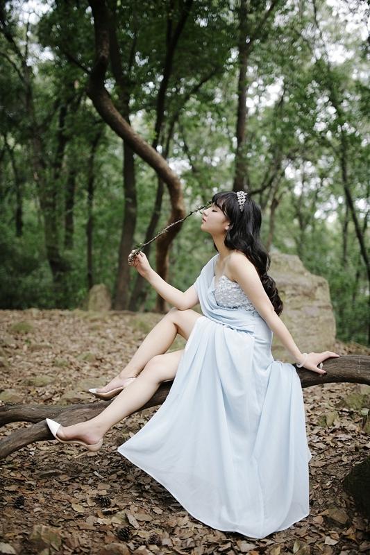 楚美人想要光着脚丫在树上唱歌