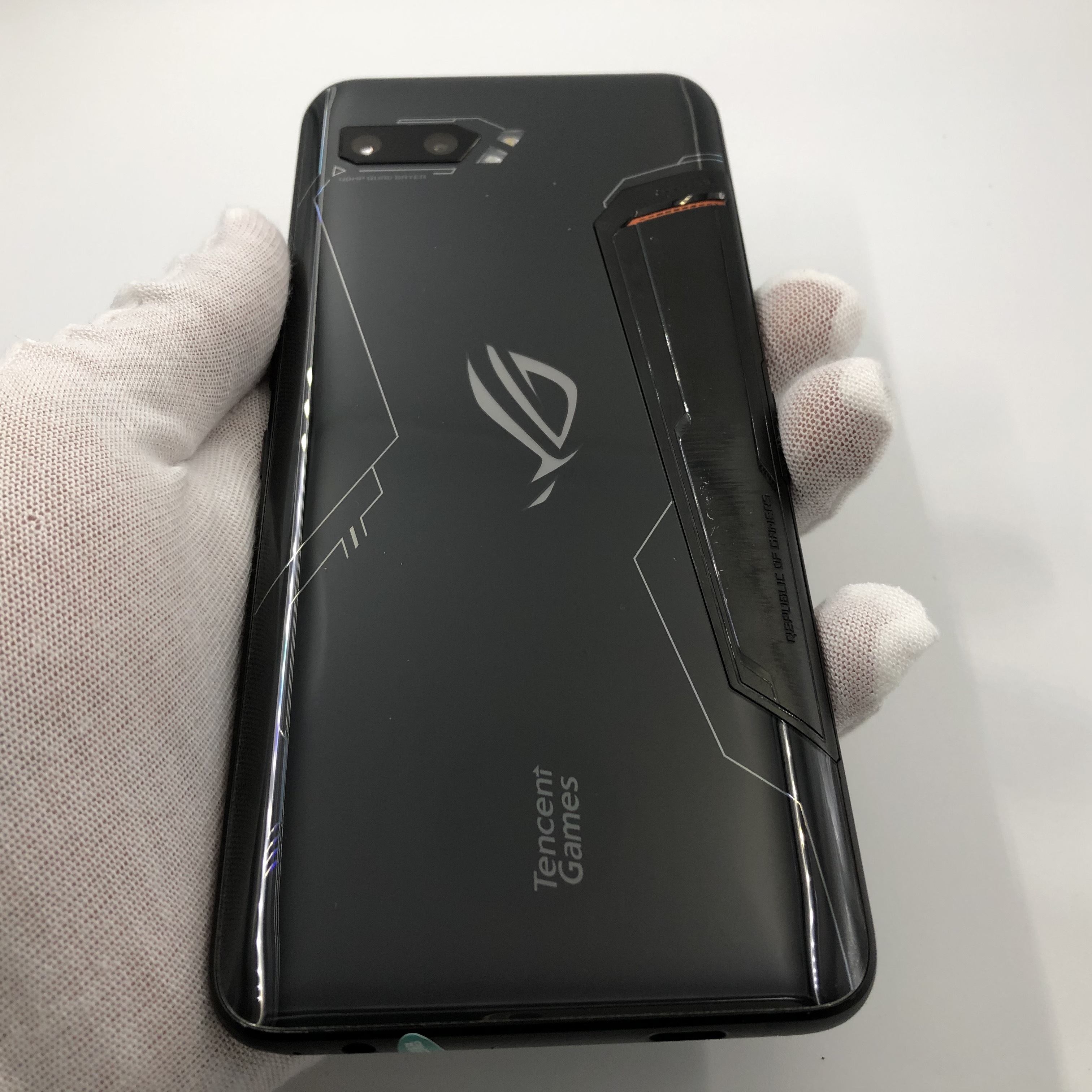 华硕【rog 游戏手机2】全网通 黑色 8g/128g 国行 8成新