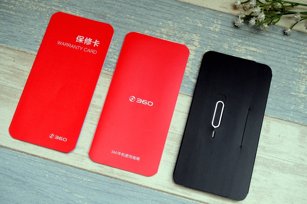 打开手是保修卡,说明书和取卡针托盘下方放着充电插头个数据线普通