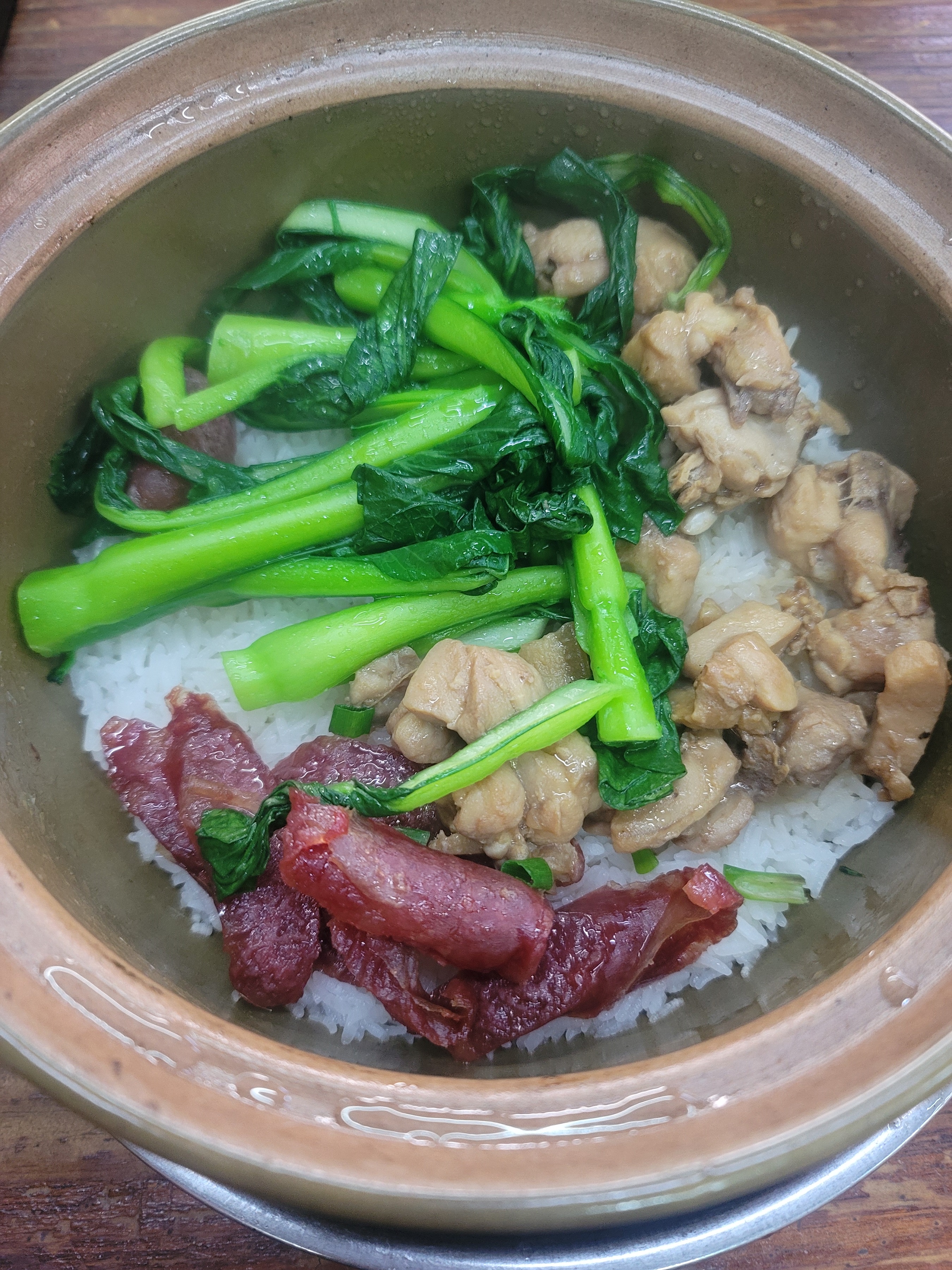 滑鸡拼腊肠煲仔饭