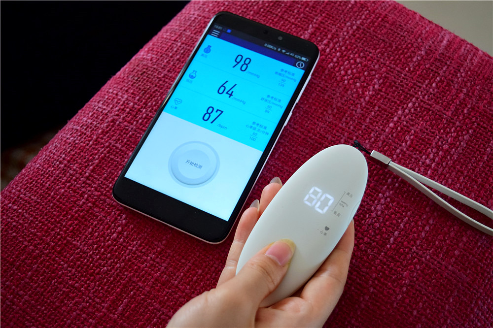 这里采用配合无疆智能血压仪app的方法来进行测量,手指放入到测试血压